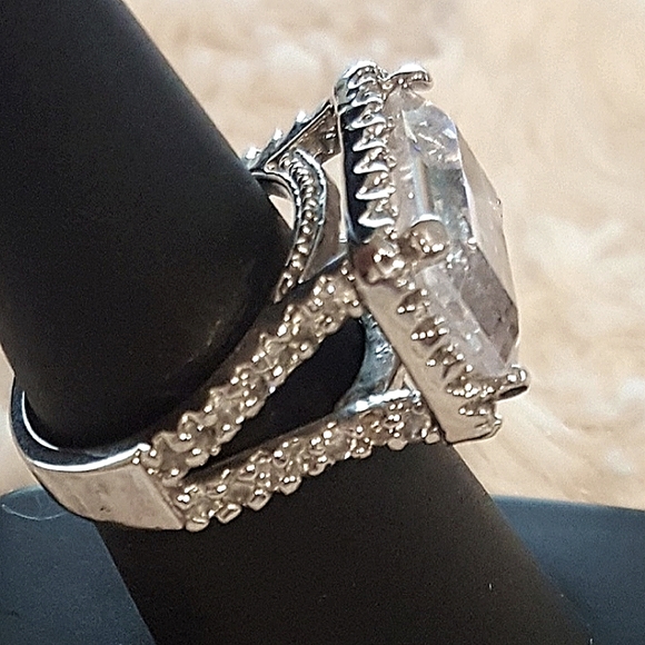 Exqusite Ladies Ring Size 7 - Picture 1 of 4